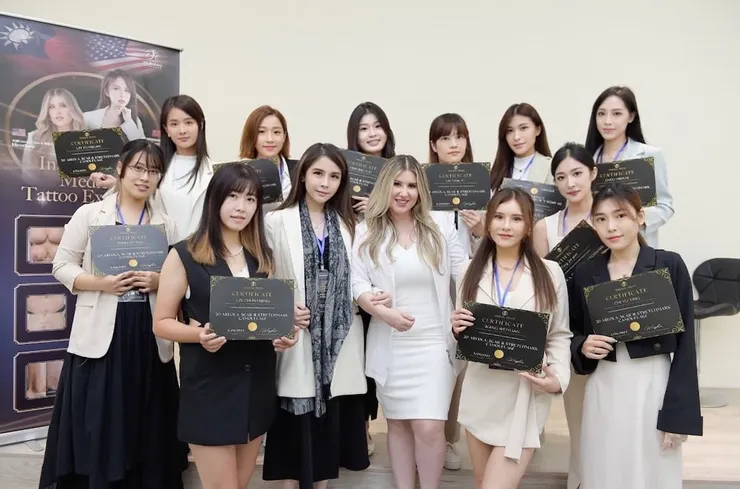 圖說:美國Conceal Touch創始人Miroslava、梵天美學紋繡老師Sunny及學員合照。(圖/梵天國際紋創美學)