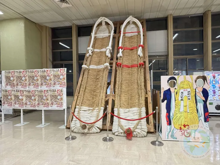 福島車站內展示的大草鞋
