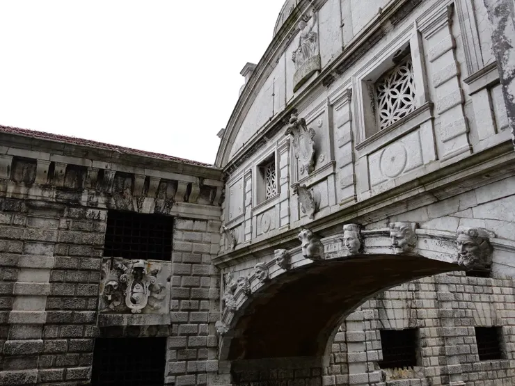 西元1600年完工的嘆息橋,帶有早期巴洛克式風格,且由石灰岩打造而成--威尼斯因為整座城奠基於不甚穩定的潟湖邊泥層上,不得使用例如花崗岩、大理石等過重的石料,石灰岩因此成為普遍愛用的建材之一。