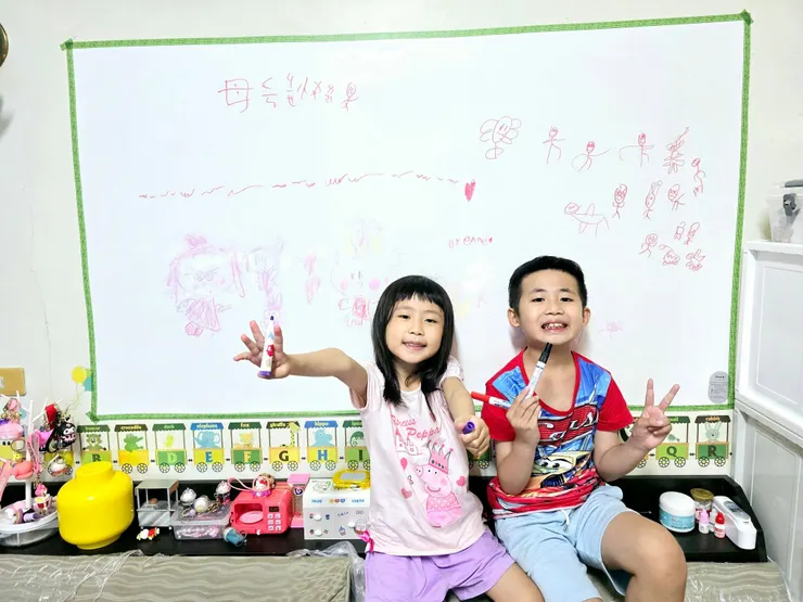 體驗愛塗鴉寶貝看過來!可自由裁切、牆壁、木板隨處可黏、白板