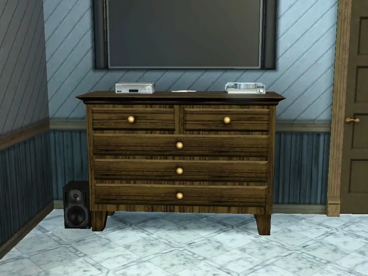 影碟櫃旁有揚聲器，所以翠兒才說客廳的音響效果比她房間的好。