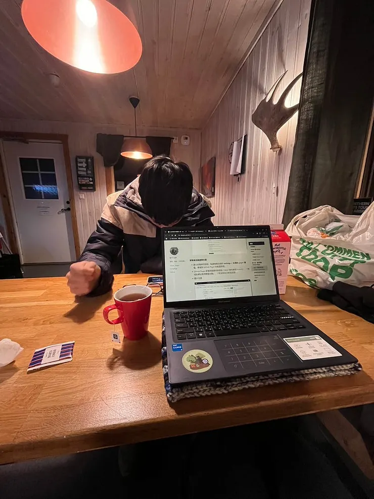 待在溫暖廚房度過退房後的時間,我泡了免費的茶。