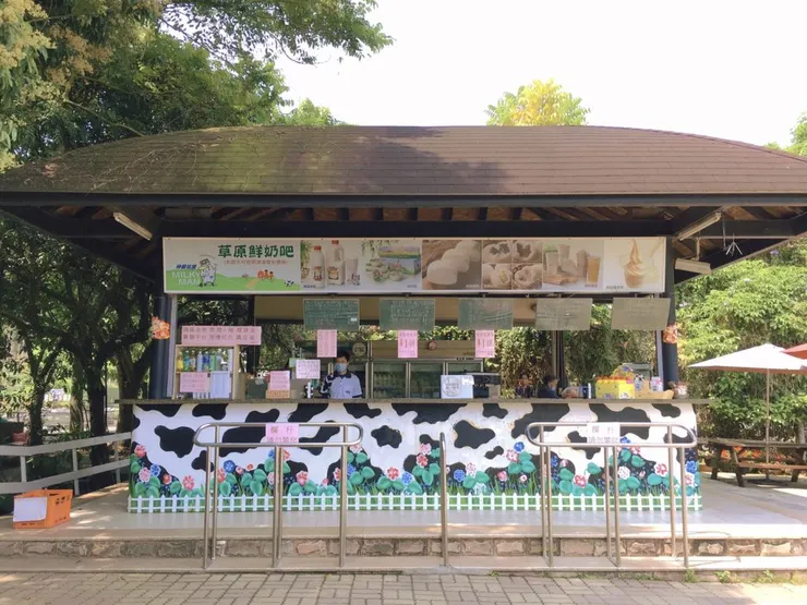 供應包子、鮮奶饅頭、鮮奶酪、鮮奶霜淇淋的草原鮮奶吧