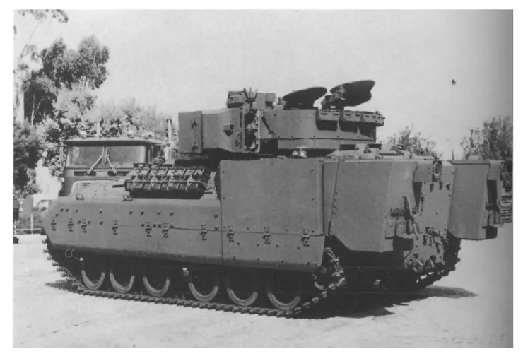 ASTB的照片，左側後半段的長方形結構容納了拖式飛彈和機炮炮彈。這張圖應該已經包含附加裝甲，但可以看出可能在車體前半段只覆蓋到下半部分。