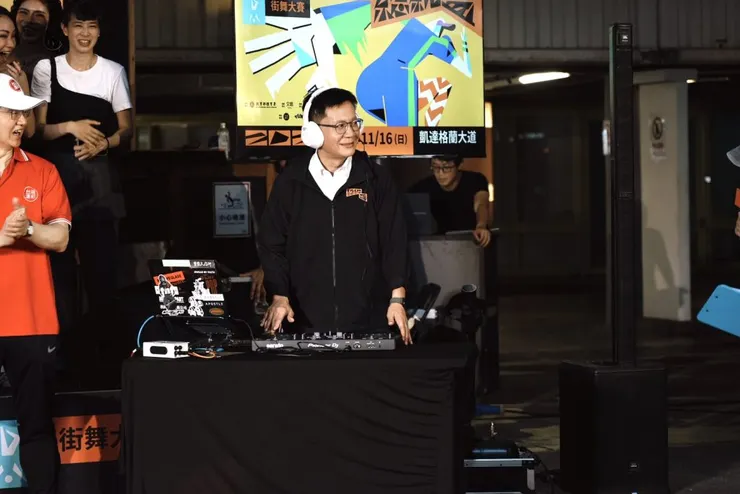 教育部張廖萬堅 政務次長化身DJ炸裂開場。(圖/勝星娛樂提供)