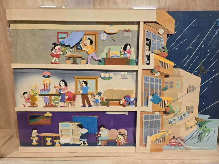 很漂亮的紙雕，可以看出白色部份已有黃斑