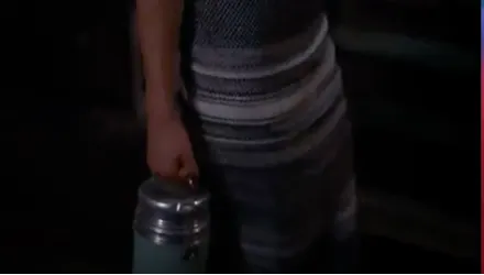 鏡頭同樣先聚焦於蘇麗珍下半身動作，再往上移動。