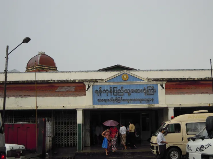 據說這一間是醫院(我不敢進去)