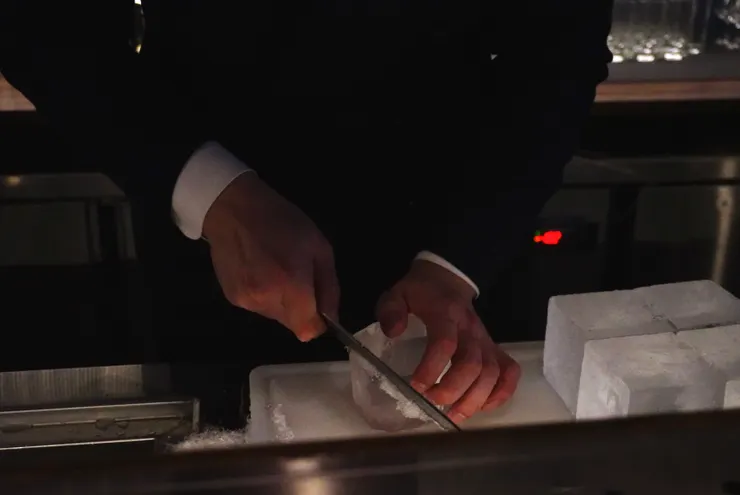 「Bar 千華」的方冰有著美麗的天燈外觀。乘載著技術、調酒師的信念，以及客人的期待