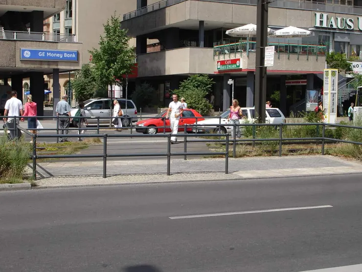 跨越軌道發生在路段