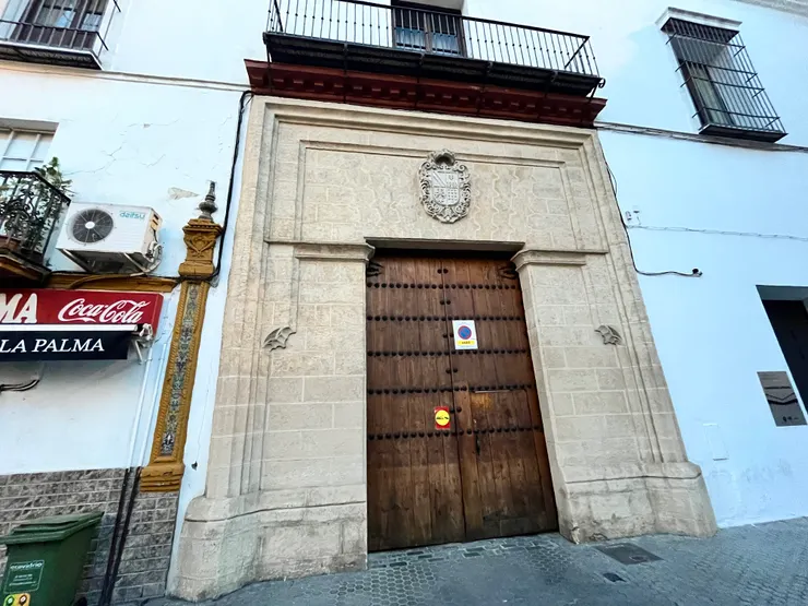 托雷努埃瓦侯爵宮殿門和可口可樂招牌