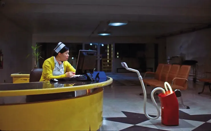 醫院櫃台與女鬼吸塵器的互動令人啼笑皆非