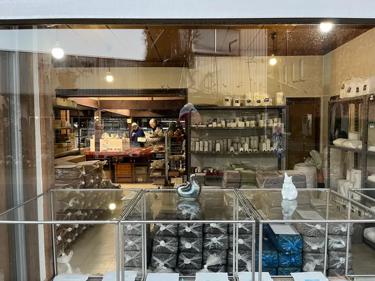 整個信樂最熱鬧的地方：陶藝用品店