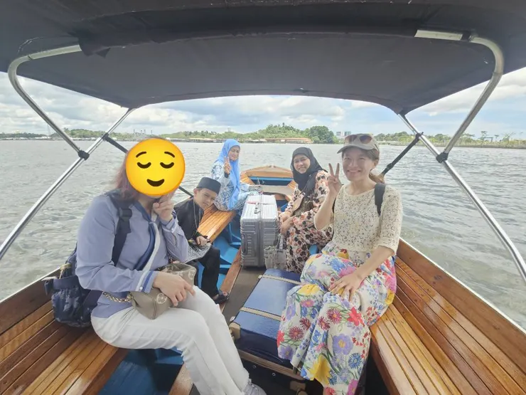 盛裝打扮的當地人家,熱情的答應合照✌️