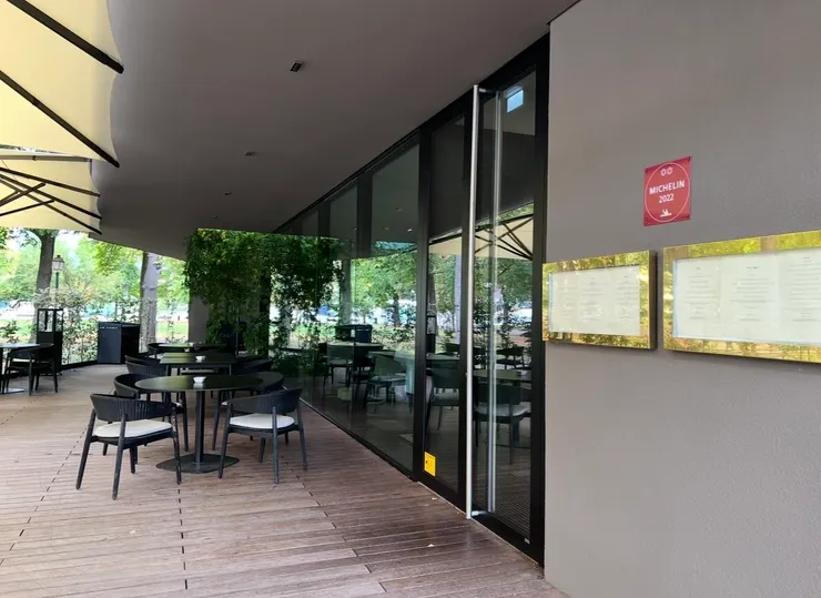 掛在牆上那個紅色標誌,就是米其林的認證