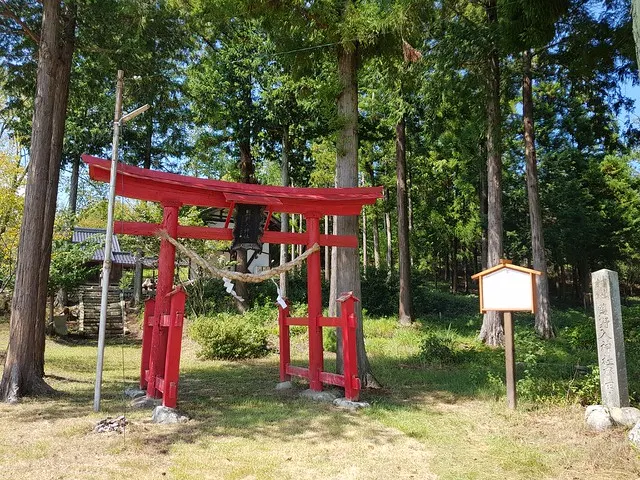 位於田野之中的塩野入神社
