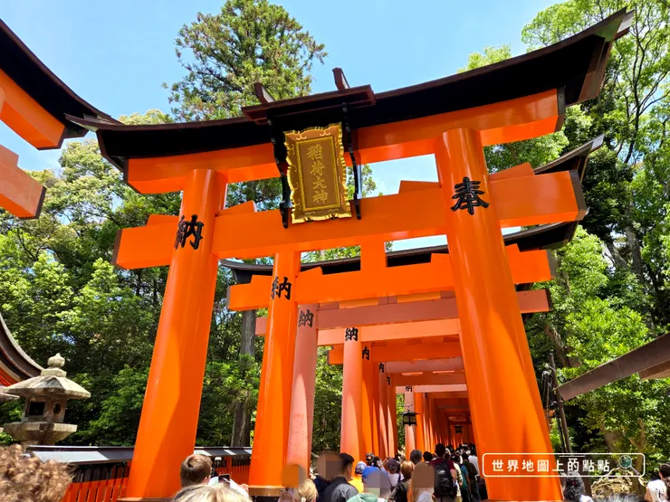 前往千本鳥居路上的較大鳥居
