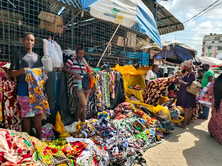 香料市場外的布攤，繽紛艷麗非常非洲的花色。