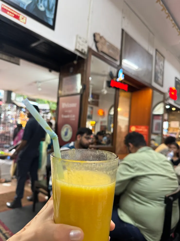 點了一杯很甜的芒果印度優酪乳