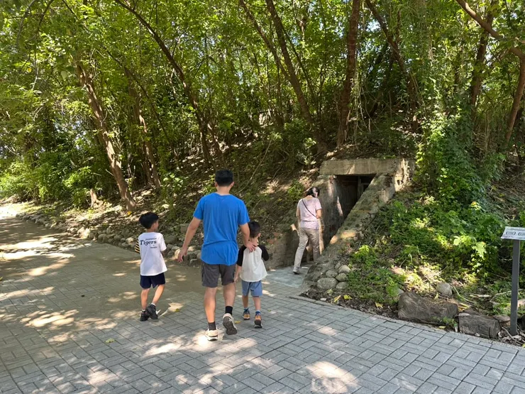 可以看劇場的是大型的這座，在停車場旁邊