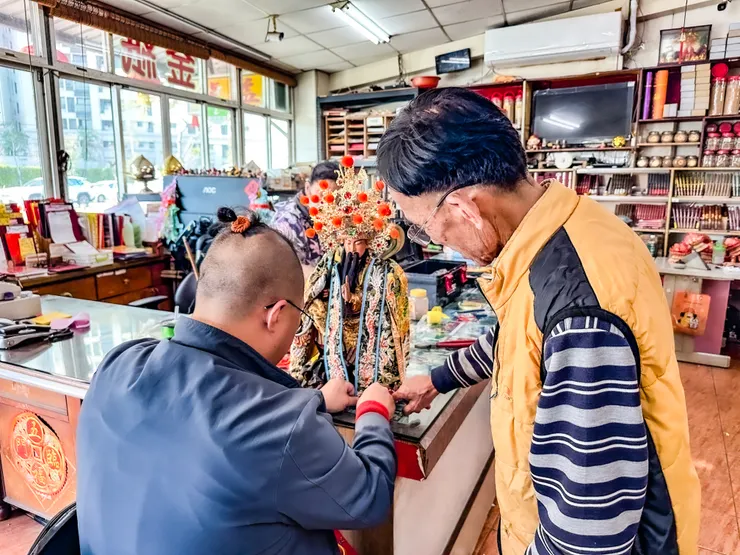 龍益行|台南佛具店・金紙店・宗教百貨・神主牌雕刻・拜拜用品 專精 神主牌雕刻與祖先牌位製作,提供佛具、金紙、神桌、拜拜用品等完整祭祀用品。 服務包含:擇日安神位、安祖先、神桌安裝,並支援 外縣市宅配,讓您安心完成祭祀。 📞 電話:06-2569113 📱 LINE:led1984 📍 地址:台南市安南區北安路二段612號 👉 Google 地圖導航:https://maps.app.goo.gl/uDjdLD8wNKH3rihN9 延伸閱讀 ➜ 龍益行在方格子文章專區 https://vocus.cc/article/68dfecd8fd8978000144cfe9