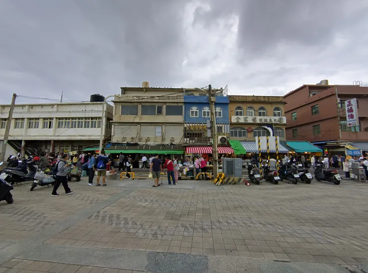 市場外的一排店家都是海鮮餐廳或是賣海鮮炸物