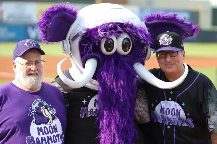 由左至右為穆恩、Fuzz E.、奧立佛 Photo:MiLB.com