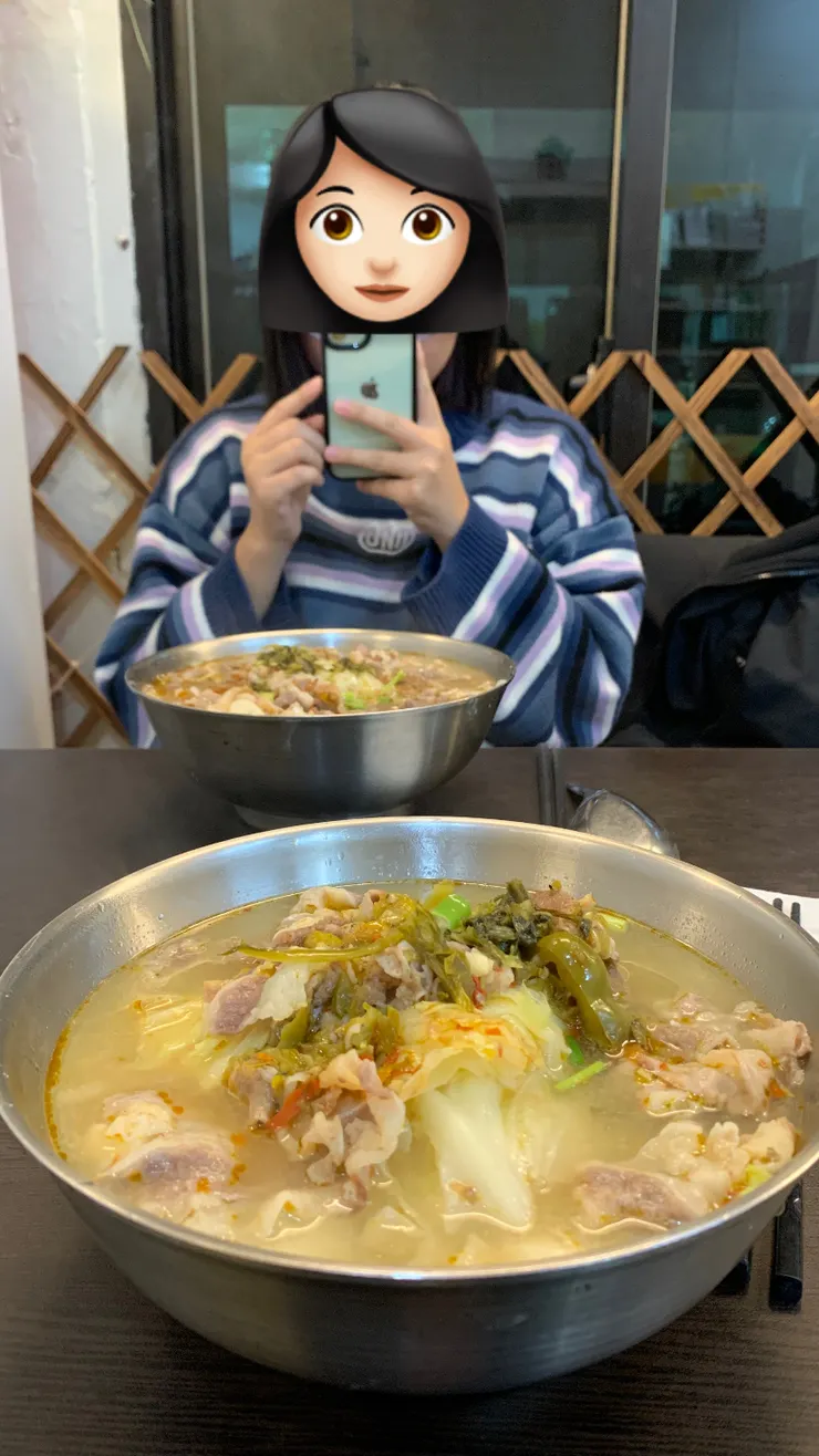 她點酸湯牛粄條、我點剁椒牛粄條，都有額外加青菜和豆腐。原價100元，加青菜和豆腐應該是各加10元左右。