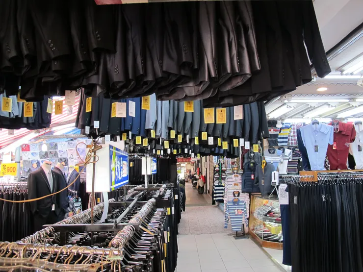 龍山寺附近騎樓西裝店