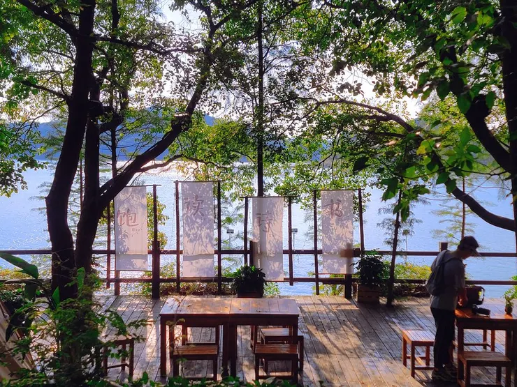 ▲湖里山景區三面環水一面著陸，宛若伸向湖中的一座小山，故稱湖里山景區，區內充滿歷史人文景觀，以慈孝文化、狀元文化和奇石文化為主題特色。（攝影／水靜葳環遊世界366天）