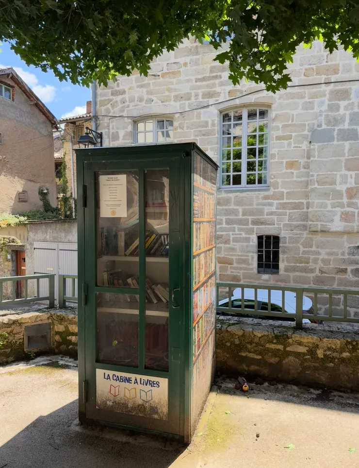 去山頂的路上，會看到這一個分享書櫃