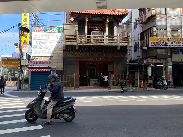 新莊英靈祠/福德祠石碑記載:大清同治四年(1865)先人張夜記及陳福記等三十人共同捐款興建兩廟，一為英靈祠一為福德宮。至民國六十年成地方信仰中心