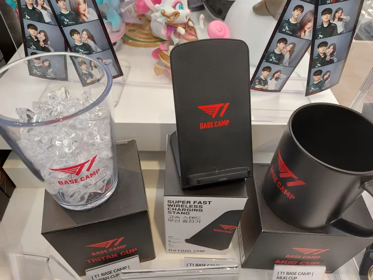 T1價值的手機架和上好美杯，但馬克杯摸起來質感還不錯。