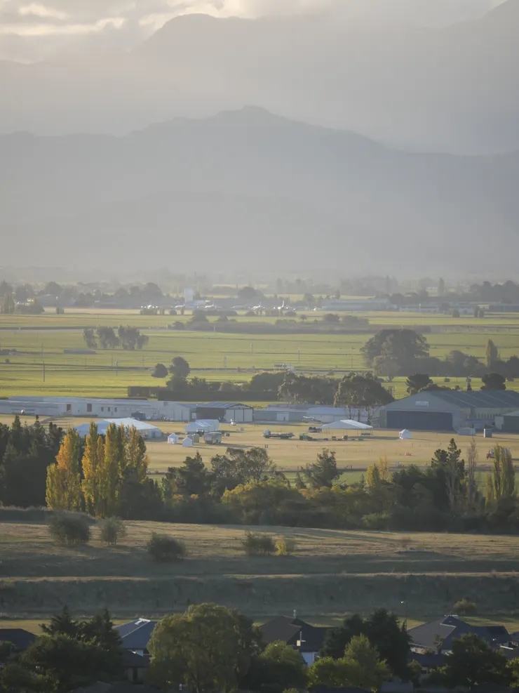 在山谷中是一片一片的葡萄莊園。
