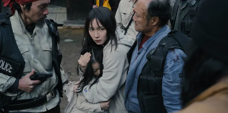 《噬亡村》劇照／Disney+ 提供