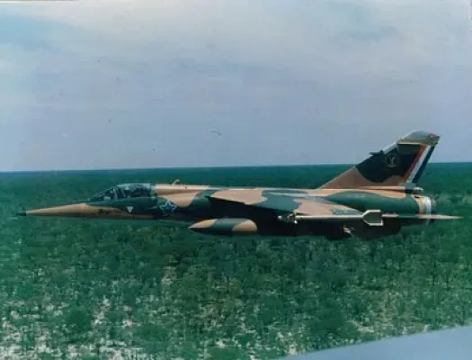 早期南非幻象F1使用的沙漠色和綠色相間迷彩在乾旱季節效果良好，但在安哥拉奎托地區的雨季密林與沼澤環境就很突兀，因此後來被改成更傳統的空優迷彩。