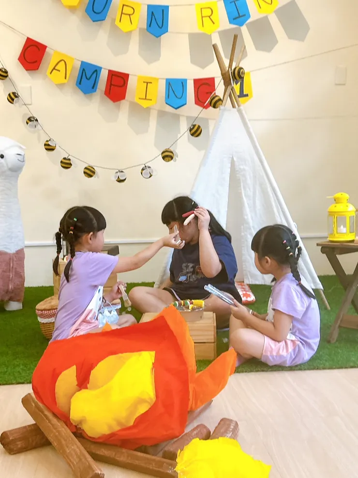 孩子開心地在我們準備的布景家家酒