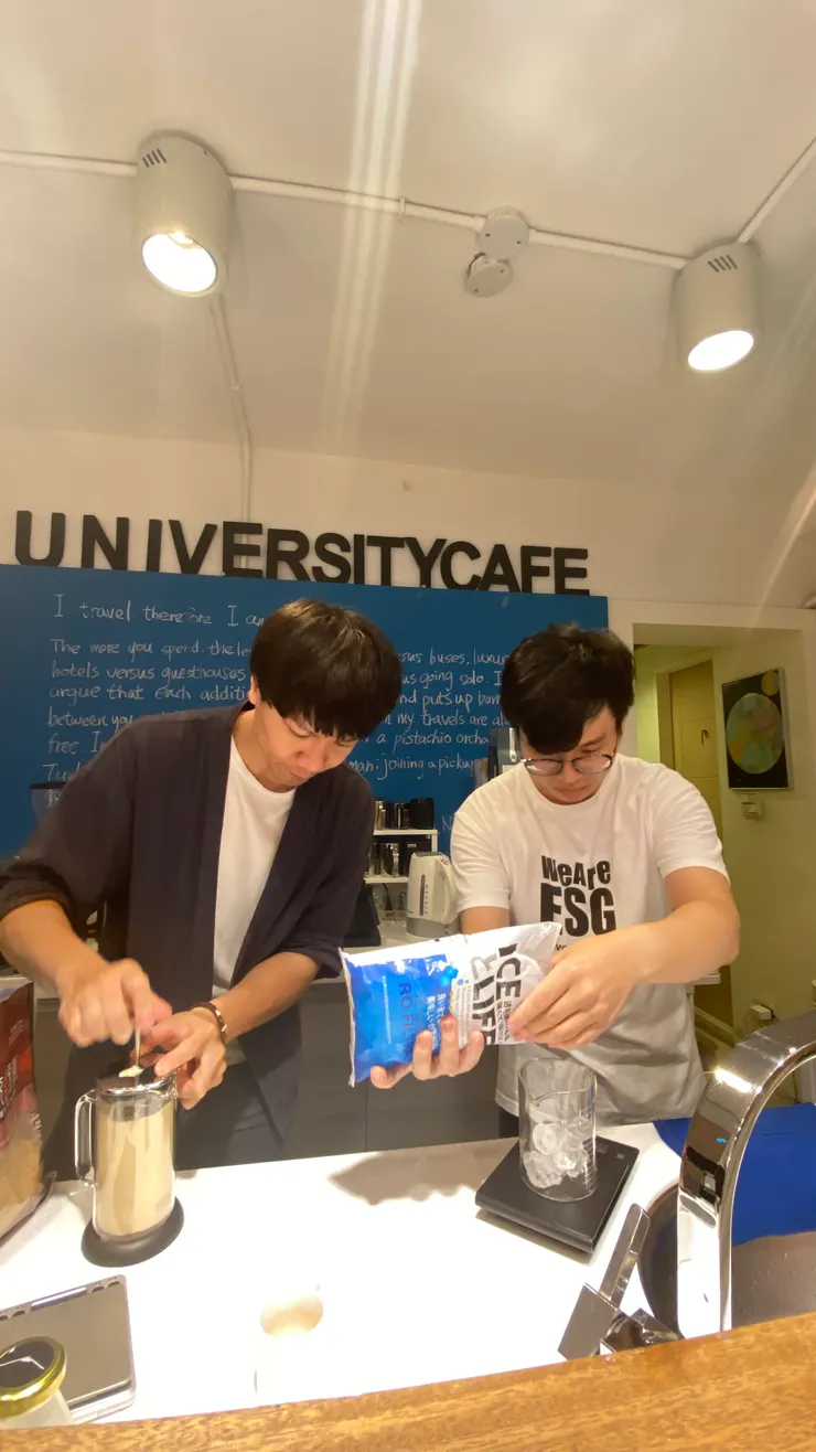 剛好兩位咖啡師一起出現！黑衣是文森 & 白衣是Thomas