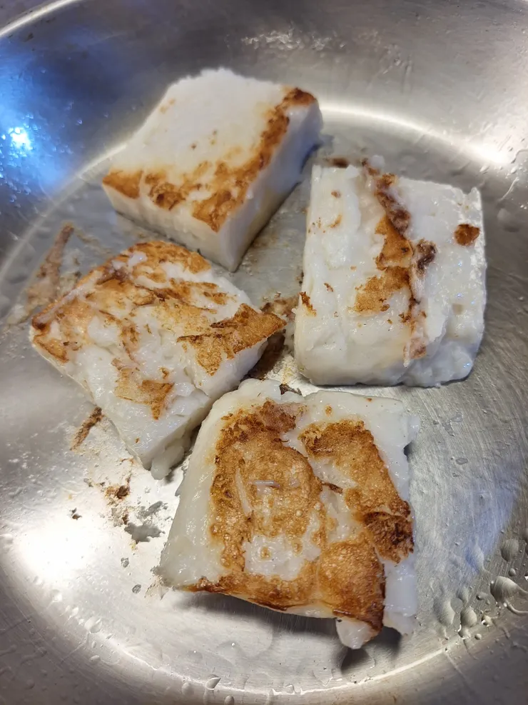 錯誤示範:蘿蔔糕未退冰就放入不鏽鋼鍋煎，會黏鍋。