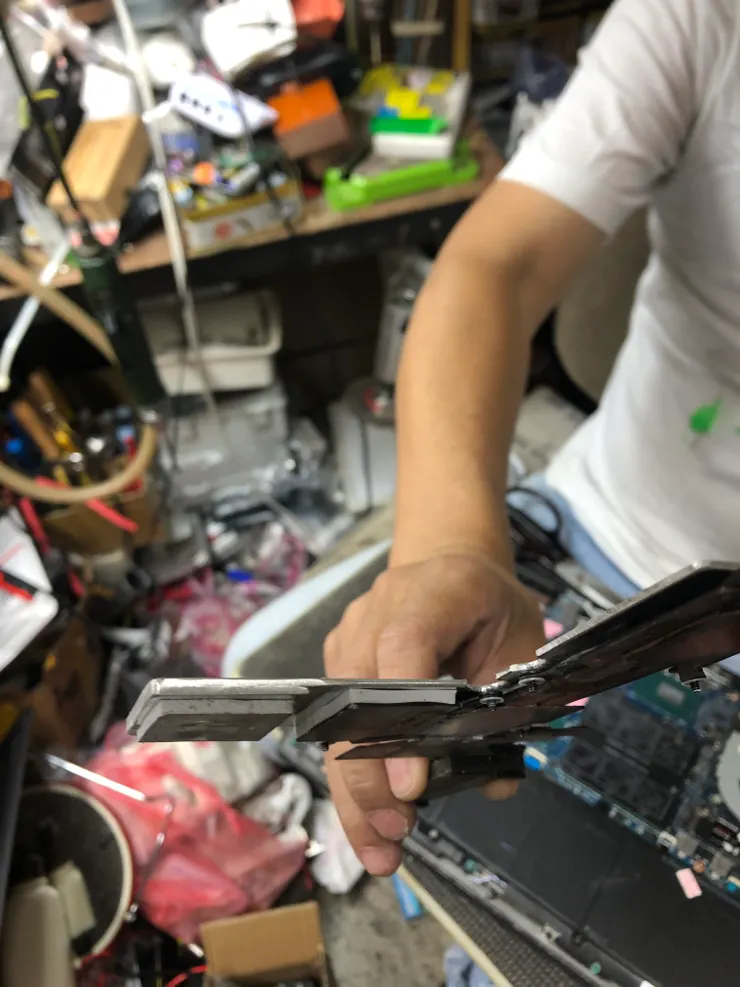 調整時，整片散熱片拆出，老師傅展示其導熱層做了兩層，還外加厚厚的導熱貼。