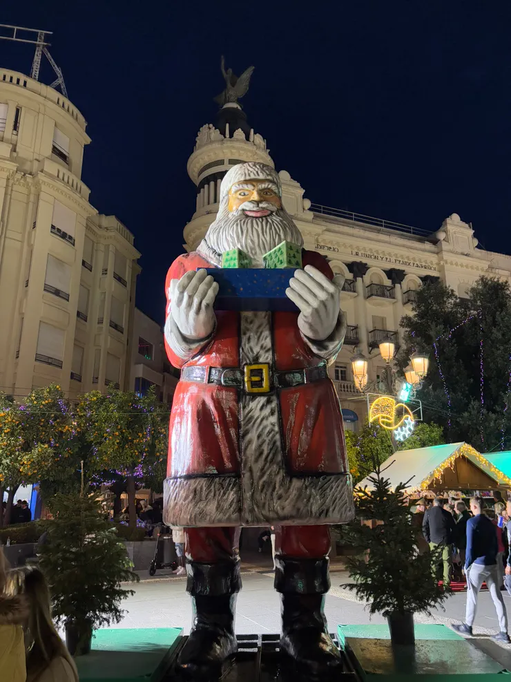 晚上看更顯得詭異的 Santa Claus