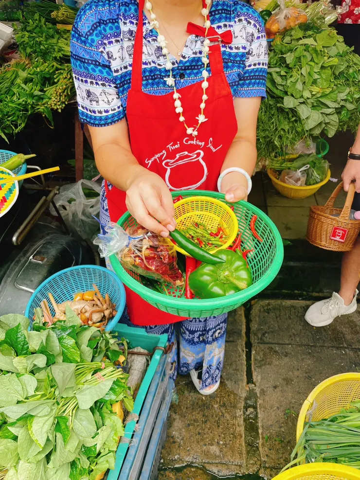 講師除了買菜之外還在現場教大家各種泰國常見香料