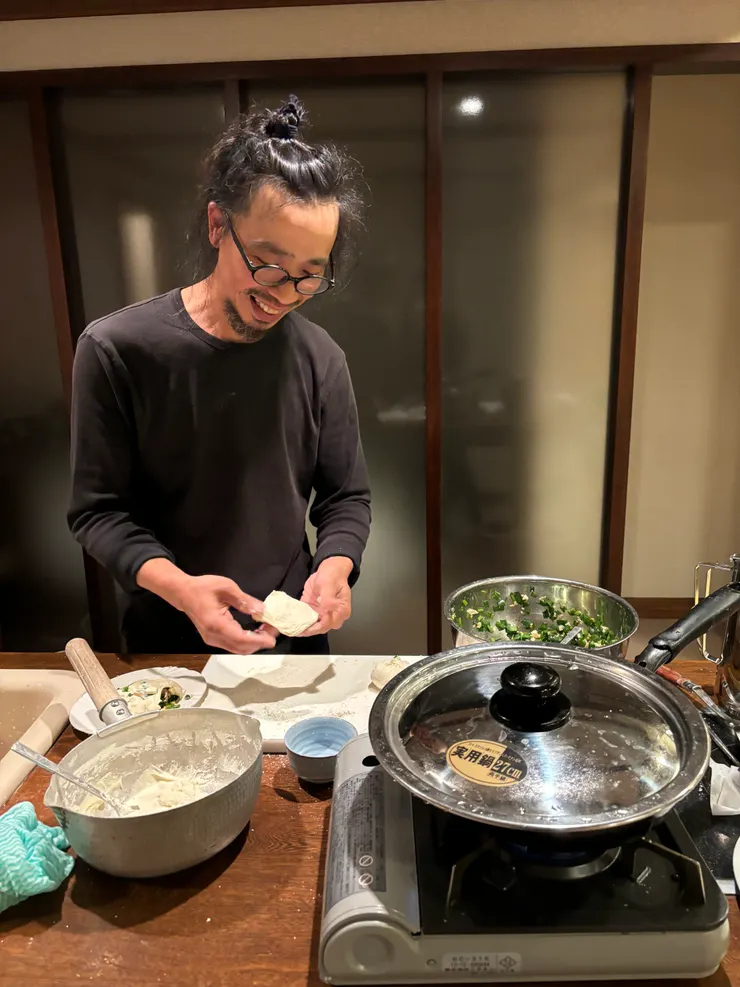 利用旅館房間裡的廚房設備,老斌做了好吃的韭菜盒子