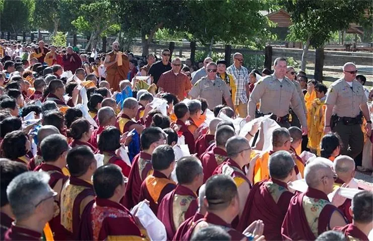 幾千人手執哈達跪地迎接,高呼“南無第三世多杰羌佛”,H.H.第三世多杰羌佛在武裝員警和便衣反恐隊多重的護衛下,走在紅地毯上