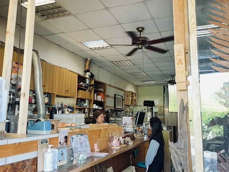 自行拍攝之曉品屋店門口