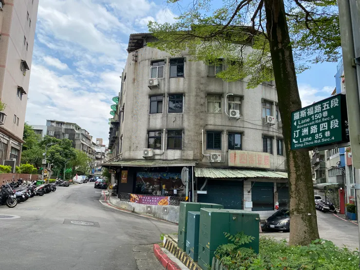 萬新鐵路往南（新店方向），走羅斯福路五段150巷