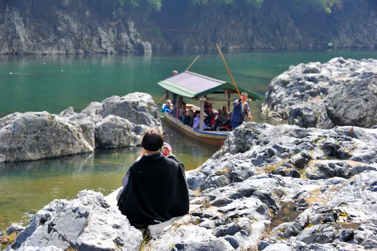 我們下山時果見一名和尚領著一群老外乘船登岸上山。