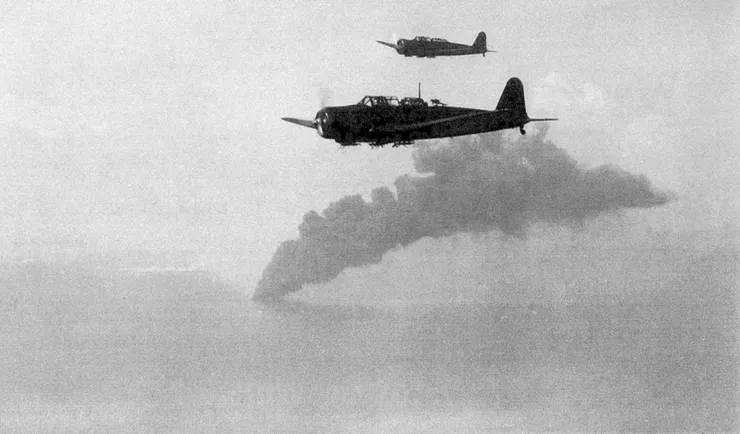 1942 年 2 月 17 日，兩架日本中島 B5N魚雷轟炸機飛越爪哇海。背景中的煙霧來自正在沉沒的荷蘭驅逐艦「範內斯號」。