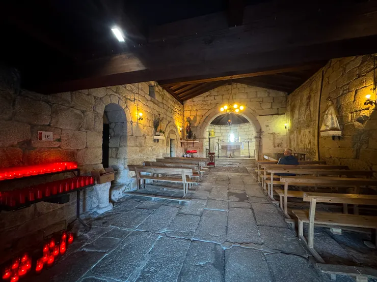 昏暗的走道上二排長條椅，付1歐可以點…..光明燈？？😝