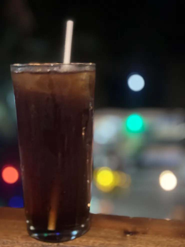 坐二樓陽台區，這杯好像是長島冰茶~